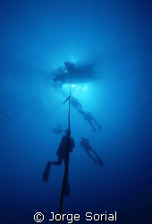 Divers during deco. by Jorge Sorial 